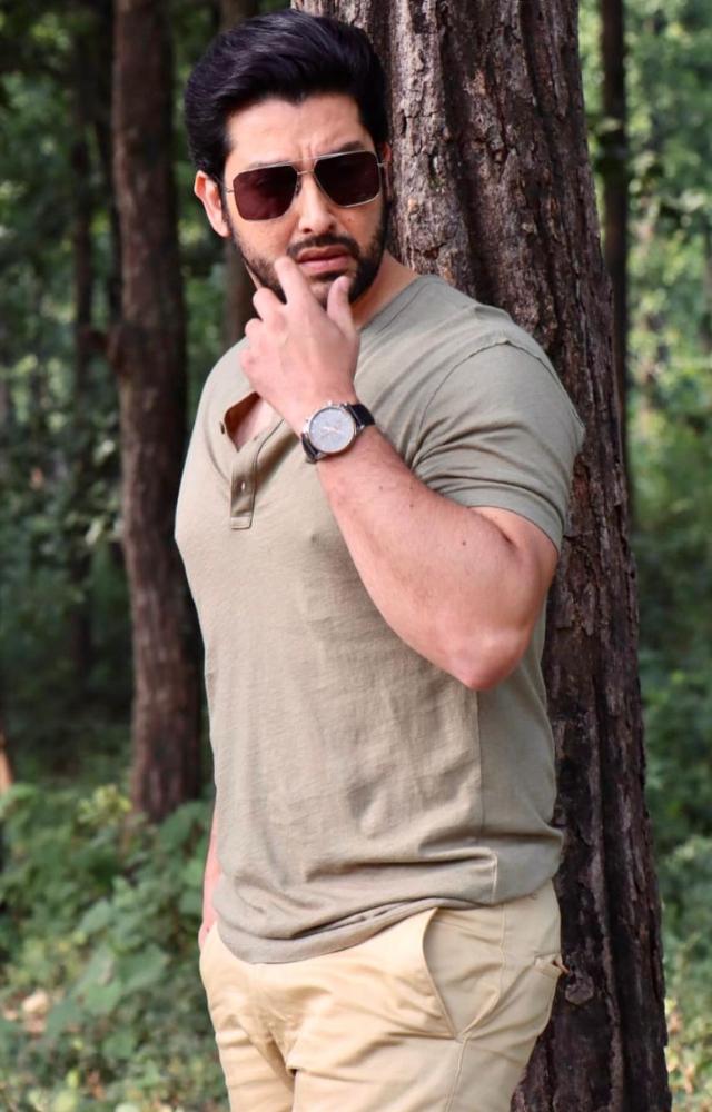 Aftab effortlessly slayed in this look, leaving girls swooning over his irresistible charm and impeccable style